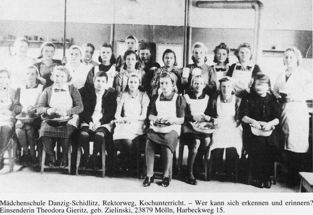 Name:  UD 19980232 Schidlitz Maedchenschule Kochunterricht.jpg
Hits: 1253
Gre:  133.8 KB