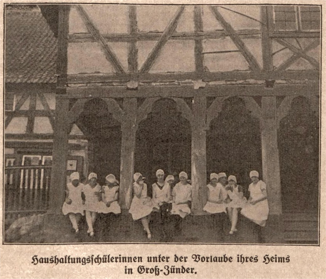 Name:  Haushaltungsschülerinnen unter der Vorlaube ihres Heims in Groß-Zünder.jpg
Hits: 1442
Gre:  369.2 KB