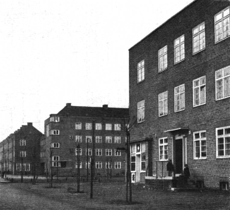 Name:  Wohnhäuser Ecke Ringstraße und Heeresanger.jpg
Hits: 1660
Gre:  110.0 KB