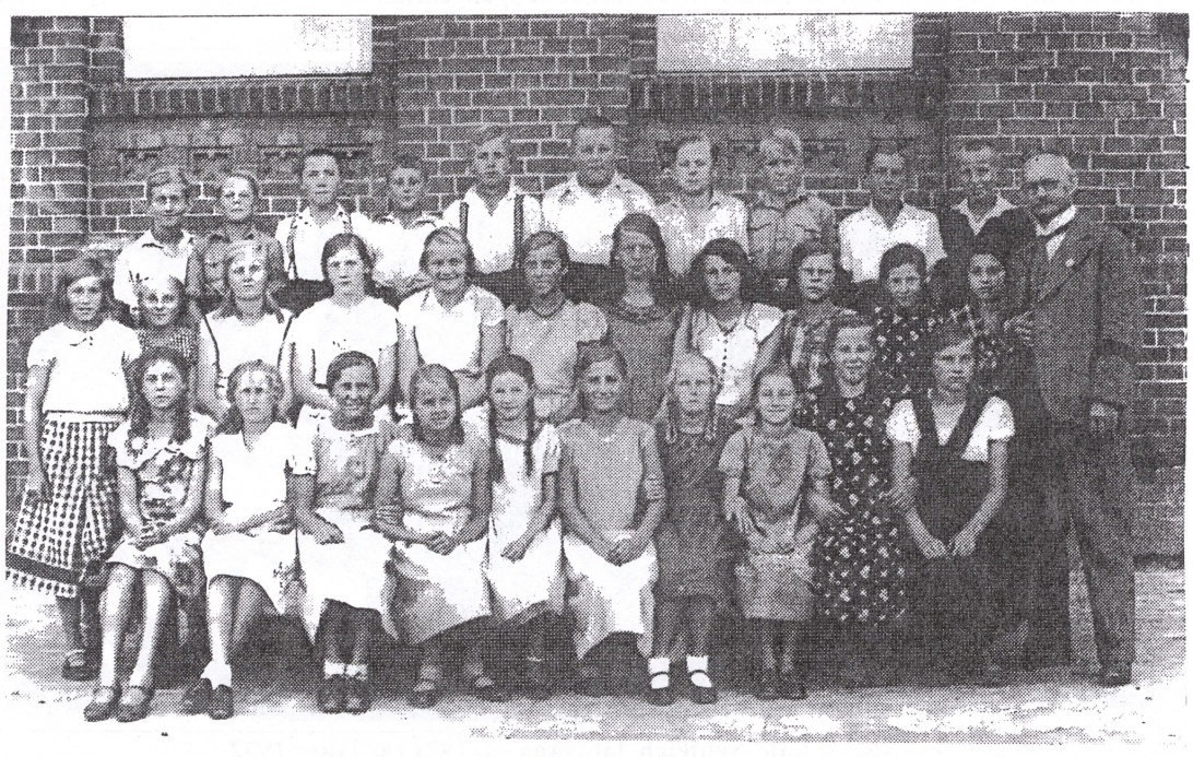 Name:  Ev. Stadtschule Neuteich - Geburtsjahrgang um 1921 - Klasse VIII (1934).jpg
Hits: 1047
Gre:  485.6 KB
