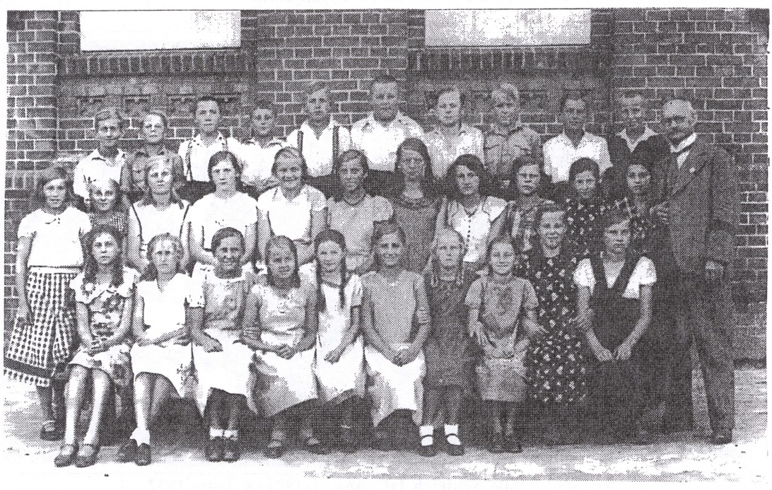 Name:  Ev. Stadtschule Neuteich - Geburtsjahrgang um 1921 - Klasse VIII (1934).jpg
Hits: 1503
Gre:  485.6 KB