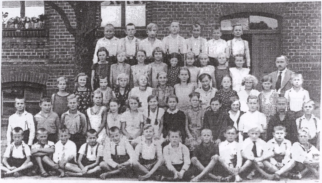 Name:  Ev. Stadtschule Neuteich - Geburtsjahrgang um 1921 - Klasse V (1932).jpg
Hits: 805
Gre:  487.9 KB
