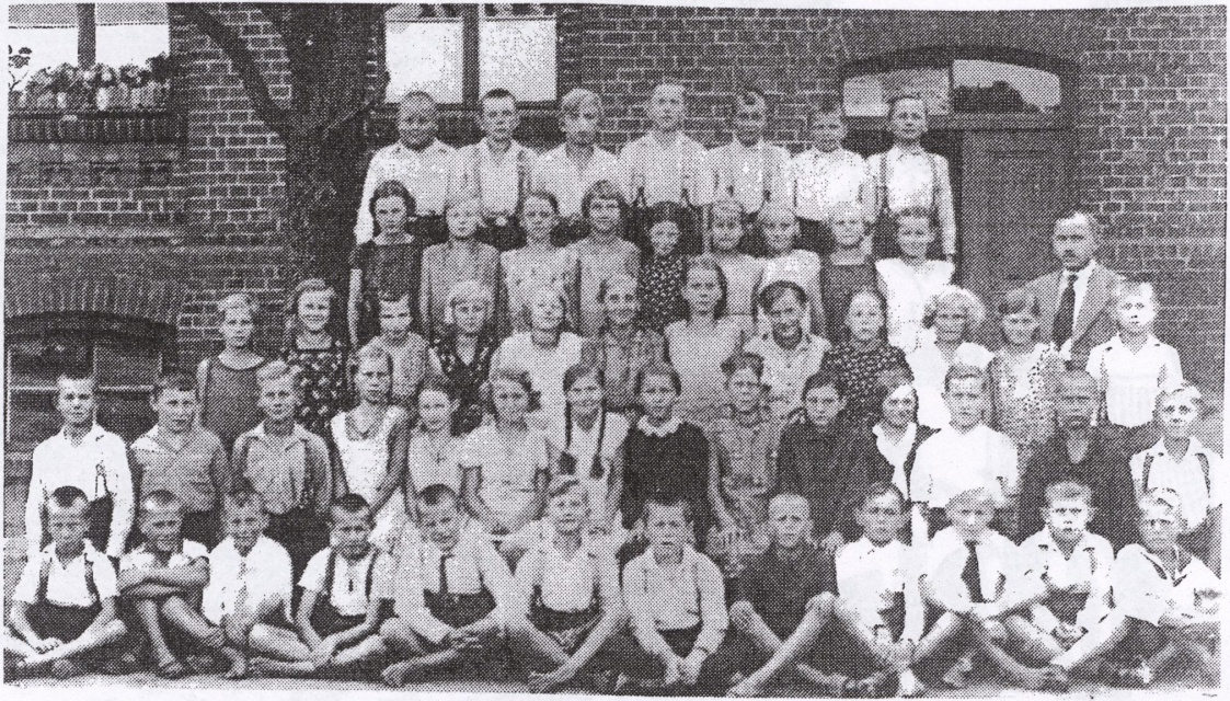 Name:  Ev. Stadtschule Neuteich - Geburtsjahrgang um 1921 - Klasse V (1932).jpg
Hits: 1228
Gre:  487.9 KB