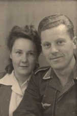 Name:  Siegfried & Ruth Semrau (1939-40) v.jpg
Hits: 701
Gre:  30.6 KB