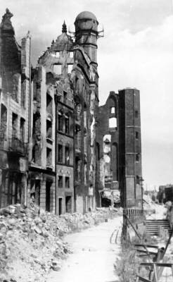 Name:  1945-07_Lange_Bruecke.jpg
Hits: 1040
Gre:  18.6 KB