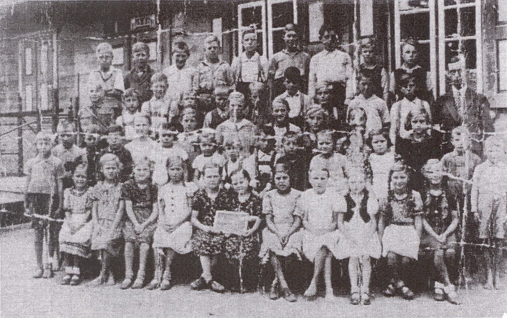 Name:  Mierau - Volksschule 1938 - 1.-8. Schuljahr.jpg
Hits: 1178
Gre:  485.8 KB