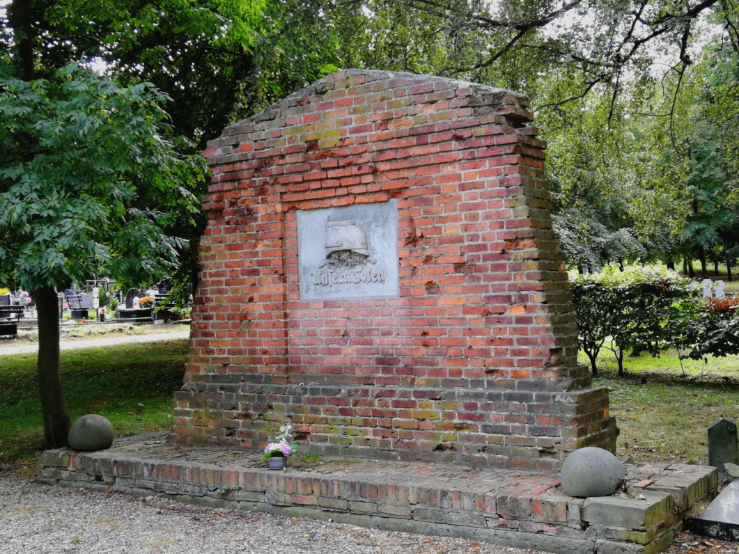 Name:  Kriegerdenkmal-fuer-1914-18_Polizisten verkleinert.jpg
Hits: 240
Gre:  510.1 KB